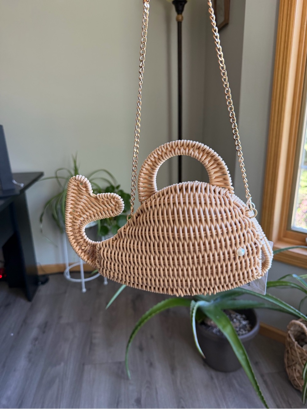 Tommy Bahama Whale purse with chain strap Woven Whale Crossbody Bag in Natural